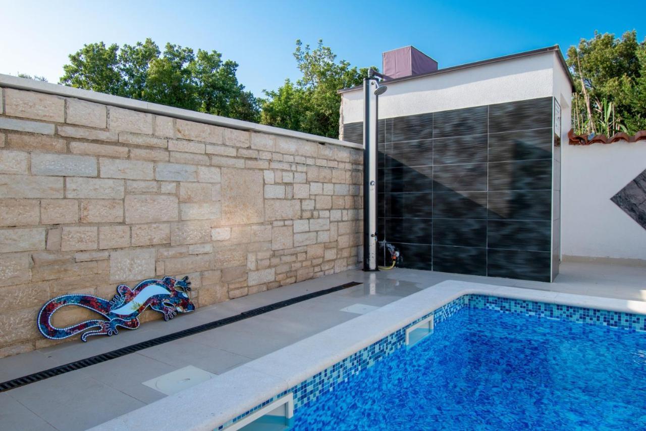 Apartments With Pool In Pula,Croatia Exterior photo