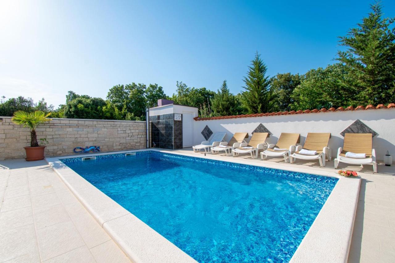 Apartments With Pool In Pula,Croatia Exterior photo