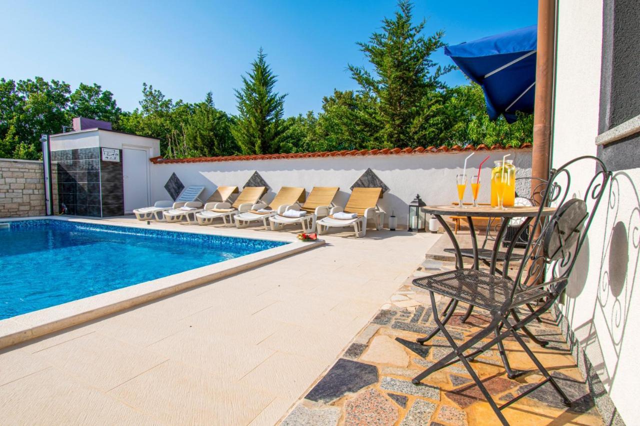 Apartments With Pool In Pula,Croatia Exterior photo