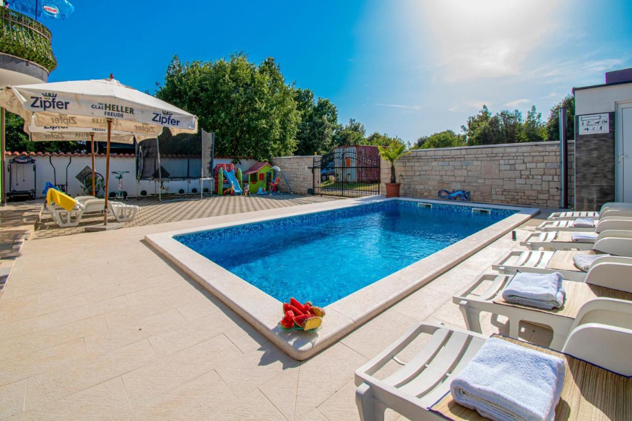 Apartments With Pool In Pula,Croatia Exterior photo