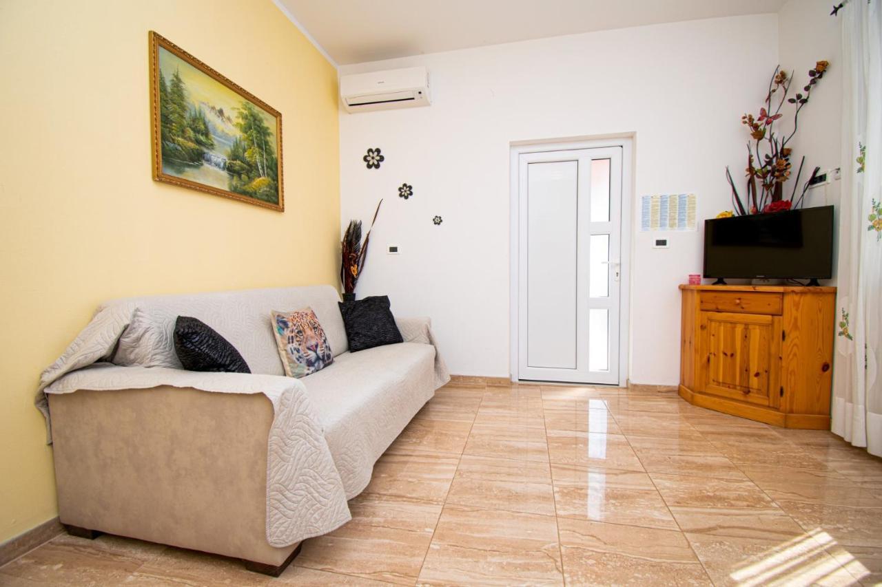 Apartments With Pool In Pula,Croatia Exterior photo