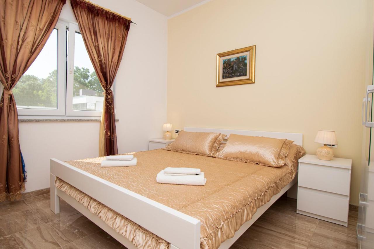 Apartments With Pool In Pula,Croatia Exterior photo
